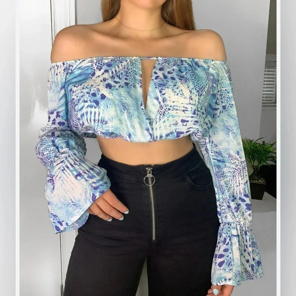 BLUE BLUSH BOUTIQUE CROP TOP SIZE MEDIUM NWT - Picture 1 of 7